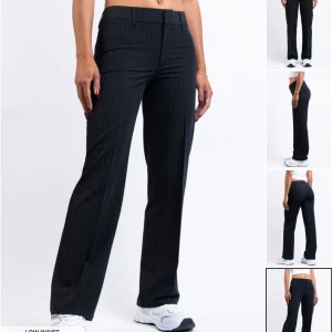 Kostymbyxor från Madlady  - Randiga lågmidjade kostymbyxor från Madlady i storlek 34 TALL. Köpta för 649, säljer pågrund av att de var försmå för mig så derför är de helt oanvända!💗