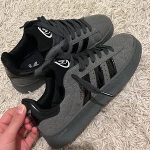 Adidas campus  - Adidas campus svarta helt nya oanvända säljer dem pga fel storlek o kan inte skicka tillbaka dem igen köpa för 1700kr storlek 42 skriv om ni är intresserade 😊