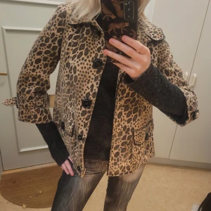 Leopard kappa  - Säljer denna riktigt häftiga Leopard kappan med 3/4 ärmar💕Så snygg och trendig! Säljer då jag behöver plats i garderoben så kolla min profil för liknande plagg!💕 kan gå ner I pris vid snabb affär då jag behöver pengarna snabbt!!!!!!🥰 (passar XS-M)