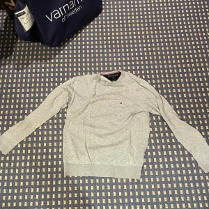 Tommy Hilfiger Tröja - Tommy Hillfigger tröja. Perfekt skick, riktigt snygg och bekväm. Perfa till hösten.
