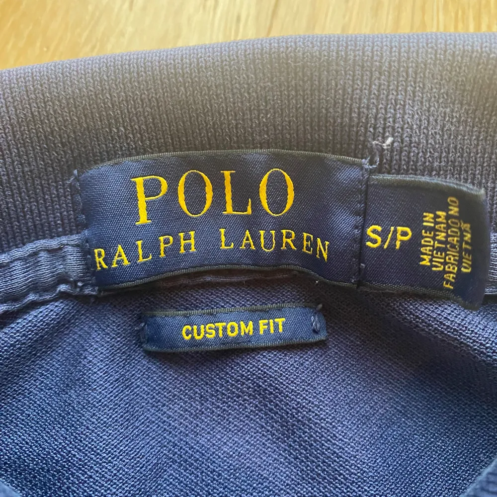 Säljer denna feta Ralph Lauren piké! Den är i mycket bra skick och använd fåtal gånger. Skriv gärna vid minsta lilla fundering!. Tröjor & Koftor.