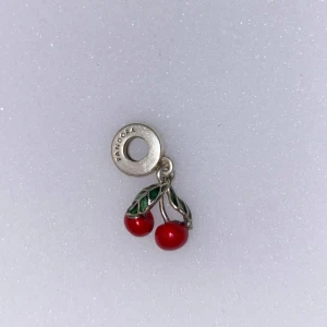 Berlock från Pandora  - Jätte fint körsbärs berlock från Pandora. Äkta silver, nypris är 649kr