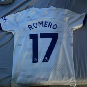 Fotbollströja Romero  - Säljer nu min Tottenham tröja 23/24 med Romero på ryggen då ja inte använder den längre. Den är typ som ny då ja inte använt den mycket alls.🤝🥶 