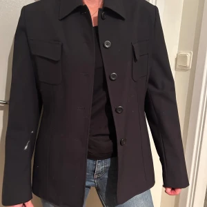 Svart kavaj - Svart enkel kavaj med knappar. Passar till allt!  Är i storlek 36 och i mycket bra skick.  Från märket PTA