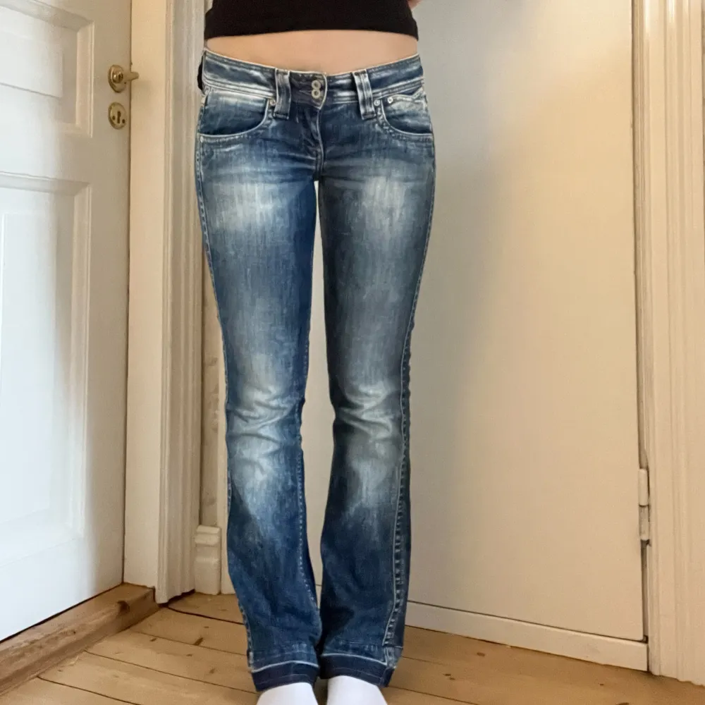 Coola pepe jeans med låg midja och snygga bakfickor. Jätte fint skick, inga defekter💕Passar XS-S✨. Jeans & Byxor.