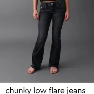 Säljer ett par snygga chunky low flare jeans i mörk tvätt. Jeansen säljer jag pga de är för små och blivit kort på mig som är 173cm. Passar perfekt för dom som är under 170cm.  Jeansen har fickor med knappar bak och en bekväm passform. Nypris 359kr