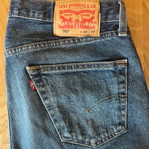 Levis 501 mörkblåa jeans - Mycket snygga 501or i färgen mörkblå. Skick 9/10 Storlek W30 L32 Skriv gärna privat för fler frågor