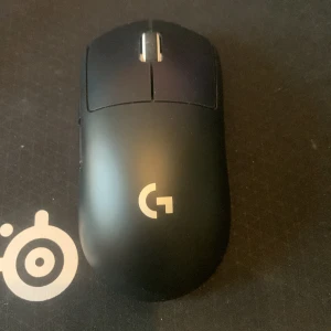 Gaming mus - En gaming mus från logitech i perfekt skick. Modellen är g PRO X superlight och nypris är 1200kr. Kabel följer såklart med och även ett logitech klistermärke. (Skriv vid funderingar)
