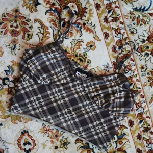 Rutig topp  - Säljer denna rutiga topp (som har matchande kjol som jag också säljer). Står storlek 40 passar mera en 38