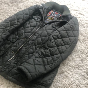 Barbour jacka  - Säljer en barbour jacka | fint skicka inga konstigheter | storlek s | pris 1299 | kan gå ner i pris vid snabb affär | för frågor och funderingar är det bara att skicka mvh Viggo 