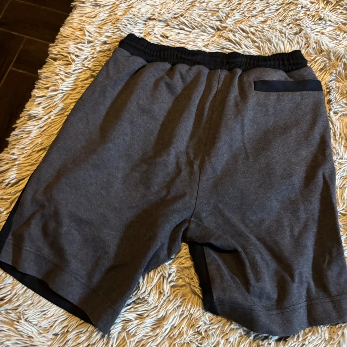 Svarta och grå shorts från Boss - 90