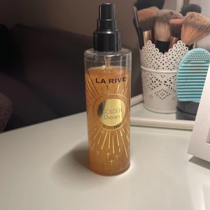 Body mist - Säljer denna body misten/parfymen då jag har så många andra! Bra skick❤️