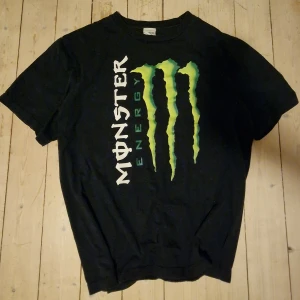 Monster Energy shirt - Tuff monster Energy tshirt som inte kommer till användning. Lite lite distressing här och där. Tröjan har ett antal små hål på framsidan. Har aldrig sätt någon liknande tröja på plick.
