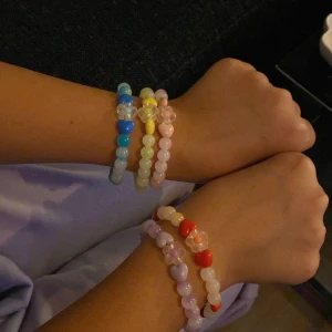 Armband 🫶🏻🩷 - JÄTTE FINA ARMBAND! Nya armbandsmodeler jätte fina till folk som gillar smycken. köp gärna! 