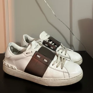 Valentino opens! - Jag säljer mina Valentino opens i väl använt skick. Pris kan diskuteras och hör av er vid frågor! Dessa är köpta på trend wardrobe (470+) nöjda kunder, kvitto finns.