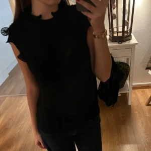 Svart blus - Säljer denna jättefina toppen från zara. Den har jättefina volanger vid ärmarna och är perfekt till middag eller fest💗💗