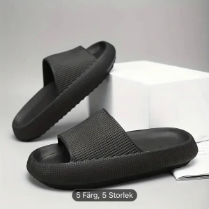 New soft slippers 39/40 - Aldrig använda mjukt dämpade svarta tofflor i storlek 39/40. Perfekta för inomhusbruk men även utomhusbruk. Innermått 26 cm, se bild.