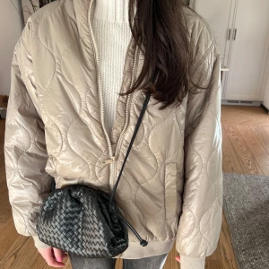 Bomberjacka - Säljer denna jättefina bomberjackan i en fin och unik färg med snyggt mönster! Den har inga som helst defekter och är som ny! 💕priset kan diskuteras, bara att höra av er!