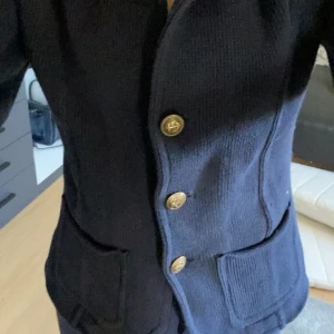 Figurnär kofta - Jätte cool kofta som jag köpt second ifrån ett gammalt märke som heter ”A feeling of joy”. Inga defekter förutom att knapparna är lite lösa men de funkar frf galant🫶🏻Står st M men sitter mer som XS/S