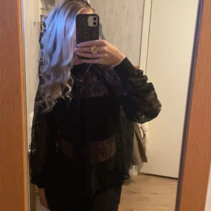 Blus - Spetsblus från h&m som man knyter i ryggen! Fint skick😊Den är stretchig så super skön att ha på sig! 