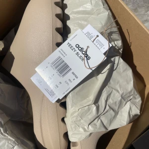 Yeezy Slide Pure  - Säljer av mina yeezy slides pure!  Storlek: 42, Us 8 Ds Bud:1000  Bin:1500kr Köparen står för frakt!