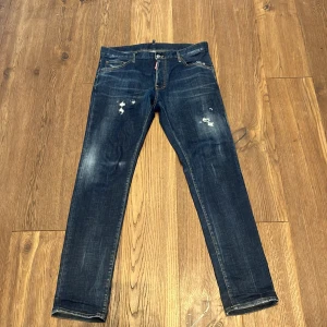 Dsquared2 jeans -  Tja säljer ett par Dsquared2 jeans nästan nyskick. storlek 50 Nypris är 5400.  Model är 185 och väger 80   priset kan diskuteras tar gärna i mot byten.