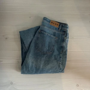 NA-KD Jeans  - Mellanhög midja med slits på insidan av vardera ben.  I gott skick 