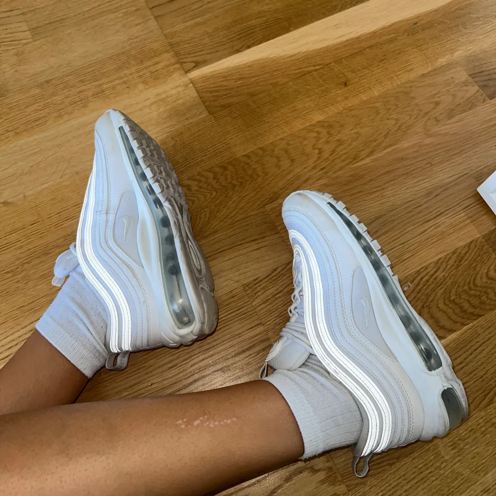 Nike Air Max 97 riktigt bra skick, endast använda några gånger.   Storlek 38   Nypris: 2 399kr. Skor.