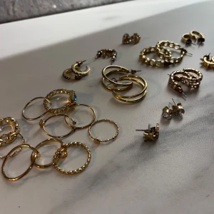 Guldsmycken  - Massa guldsmycken, ringar, örhängen