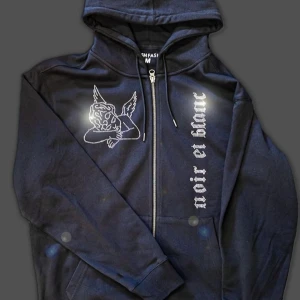 Rhinestone hoodie  - Nytt skick, pris kan diskuteras vid snabb affär 😊