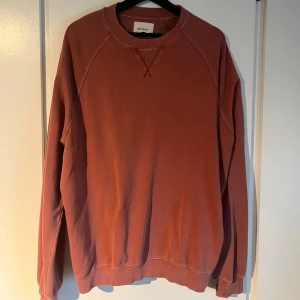 Sweatshirt vailent - Använd fåtal gånger. En tun sweatshirt stentvättad i röd/ korall. Köpt på carlings för 400kr