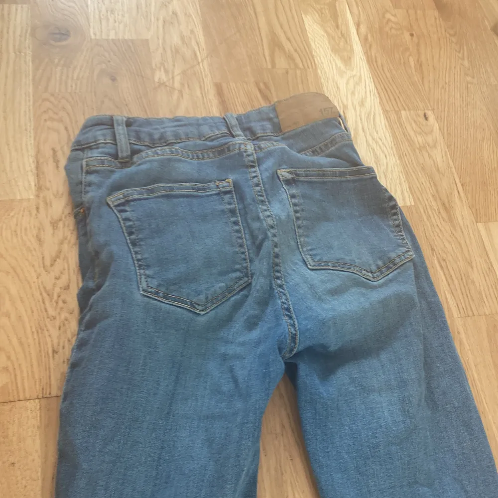 storlek 160 ,sitter på bra,väldigt bra skick och är utsvängda. Jeans & Byxor.