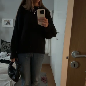 Stickad tröja - Svart stickad tröja i mohair/wool blend från HM. Storlek S. Sydd i halsen av skräddare, men inget som syns. Blev bara snyggare!