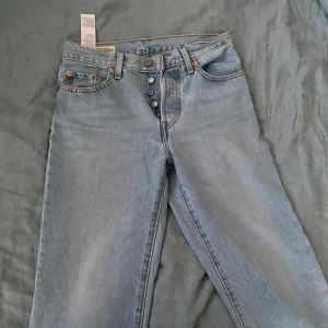 Levis jeans - Fina Levi’s jeans, klassiska tidslösa 501. Har fler jeans på min profil pga rensning. W25 L30