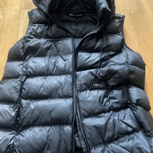 Zara väst - Säljer en Zara väst för 400kr, finns ett litet hål på baksidan av västen som knappt syns. Kom privat för mer frågor