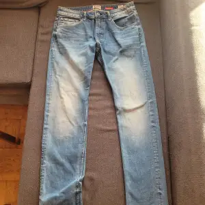 Jeans i fint använt skick. Väldigt snygga!