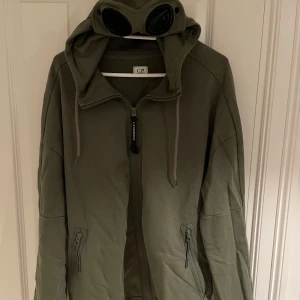 C.P company zip hoodie - Säljer en riktigt schysst cp company hoodie. Skicket är som nytt då den är varsamt använd utan några defekter (9/10). Den är strl XL men passar L. Tveka inte att höra av dig vid frågor, priset är långt ifrån hugget i sten så kom gärna med prisförslag.