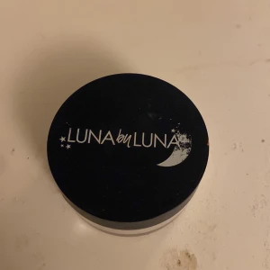 Ett väldigt fint luna puder men använder inte längre och så men väldigt bra sitter såå bra  - Väldigt bra skick och väldigt bra 