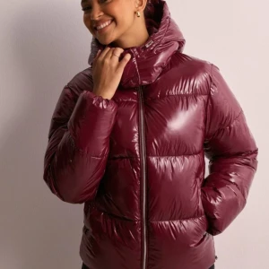nelly puffer jacket - säljer min röda nelly pufferjacket, använd 1-2 gånger. 