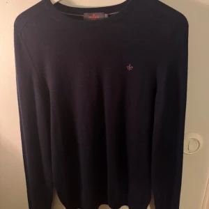 Mörkblå tröja från Morris - Säljer en stilren mörkblå tröja från Morris i mycket bra skick. Tröjan har en liten broderad logga på bröstet. Den är långärmad och gjord av merino ull