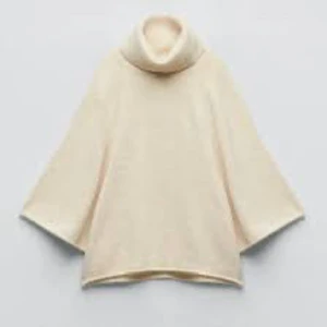 Stickad tröja Zara - Köpt på Plick. En beige stickad tröja från Zara. Jättefint skick, säljer då den inte kommer till användning💞