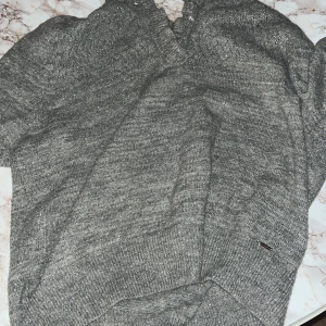 Grå glitter tröja Sthlm stil  - En grå jätte fin vintage Stockholm stils stickad tröja funkar bra på en fin sommarkväll på stan och på fest till och med o använd och tvättas innan frakt 