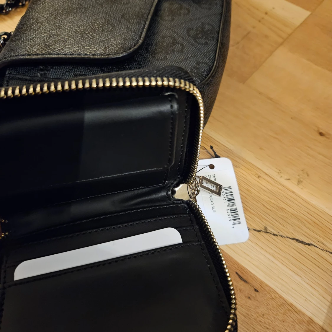 Svart handväska och plånbok från Guess - 93