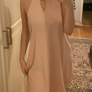 Ljusrosa klänning från ONLY - Säljer en stilren ljusrosa klänning från ONLY i storlek S. Klänningen är ärmlös med en elegant halterneck-design och en liten öppning i ryggen. Perfekt för sommarens fester eller en avslappnad dag ute. Materialet känns lätt och luftigt, vilket gör den idealisk för varma dagar.💖