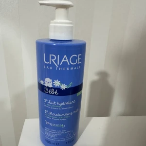 Uriage moisturizing milk - Uriage Eau Thermale Bébé 1ère Moisturizing Milk är en återfuktande mjölk för bebisar. Den kommer i en blå pumpflaska på 500 ml och innehåller 97% naturliga ingredienser. Perfekt för att skydda och återfukta känslig babyhud med termalvatten från de franska Alperna.
