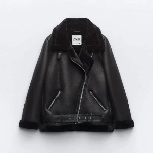 Svart skinnjacka Zara - Fint skick bara använd ett fåtal gånger, skriv privat för bilder på❤️Nypriset var 1195kr