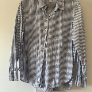 Randig skjorta från hm - En jättefin skjorta som inte kommer till användning längre, löpare står för frakt och jag ansvarar ej för postens slarv