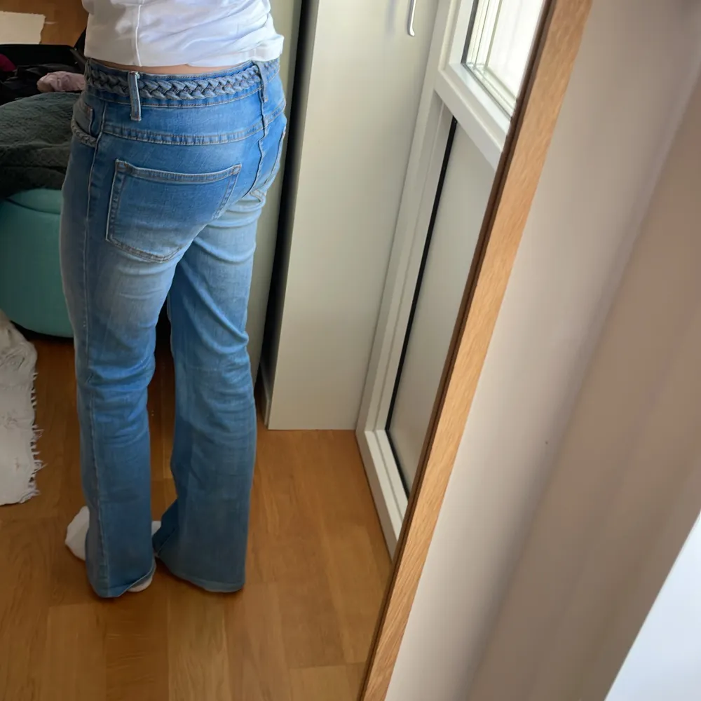 Säljer dessa jeans från Vila som är i nyskick! ⭐️Vet ej vad dessa kostar som nya men skulle gissa på runt 500 med tanke på andra priser under det märket! Jag är 160!🤗 modellen är ”VICALM RW 5P BRAID JEANS” förresten😊. Jeans & Byxor.