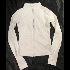 Define jacket - En super fin kritvit define jacket XS (passa S) inte alls genomskinlig och formar kroppen helt otroligt😍 använt två gånger på gymmet och råkat därifrån få nån enstaka fläck som knappast syns! 