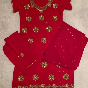 Indisk klänning - Indisk klänning med sjal & byxor  Storlek M Knappt använd